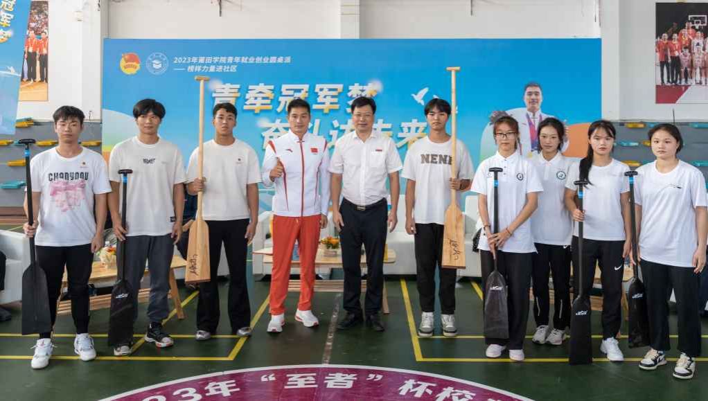 图为亚运冠军与龙舟队合影。校融媒体中心记者 陈浩扬 摄.jpg