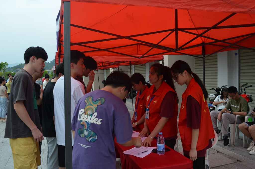 图为土木工程学院招聘会排队等候现场。土木工程学院记者团 贺荣荣 摄.JPG