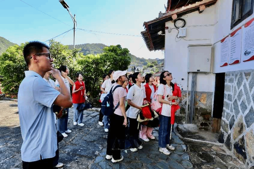 图为志愿者服务队参观陈国柱先生的故居。基础教育学院 唐烁、叶婷 摄.png