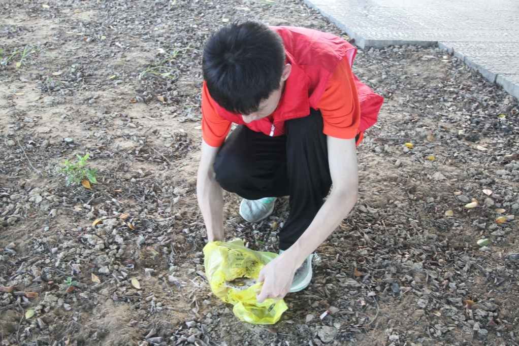 图为志愿者 捡垃圾 基础医学院 曹梦涵 摄.JPG