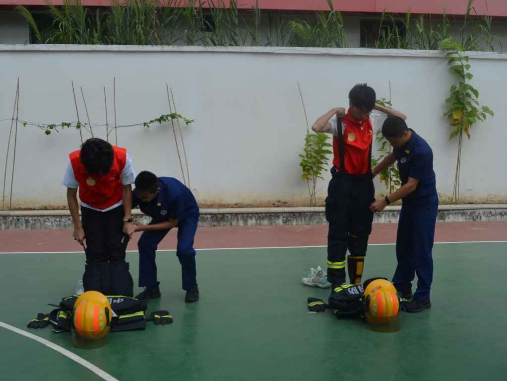 图为志愿者体验隔热服。土木工程学院新闻部 潘天宝 摄.JPG