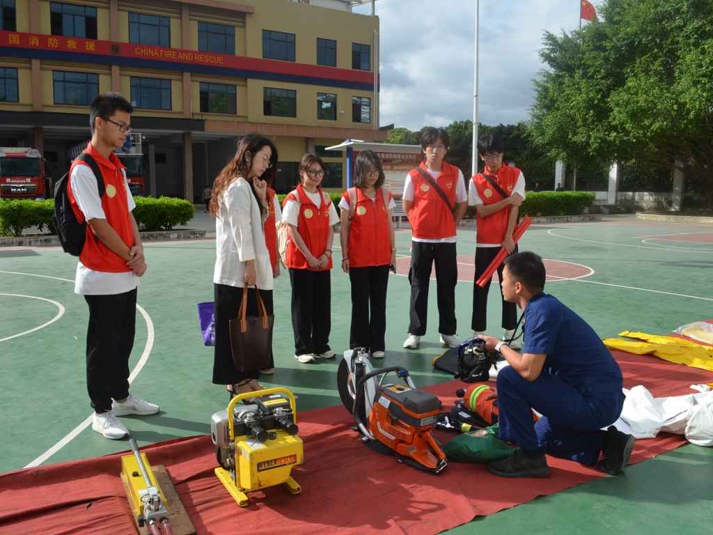 图为消防员讲解消防工具。土木工程学院新闻部 潘天宝 摄.JPG